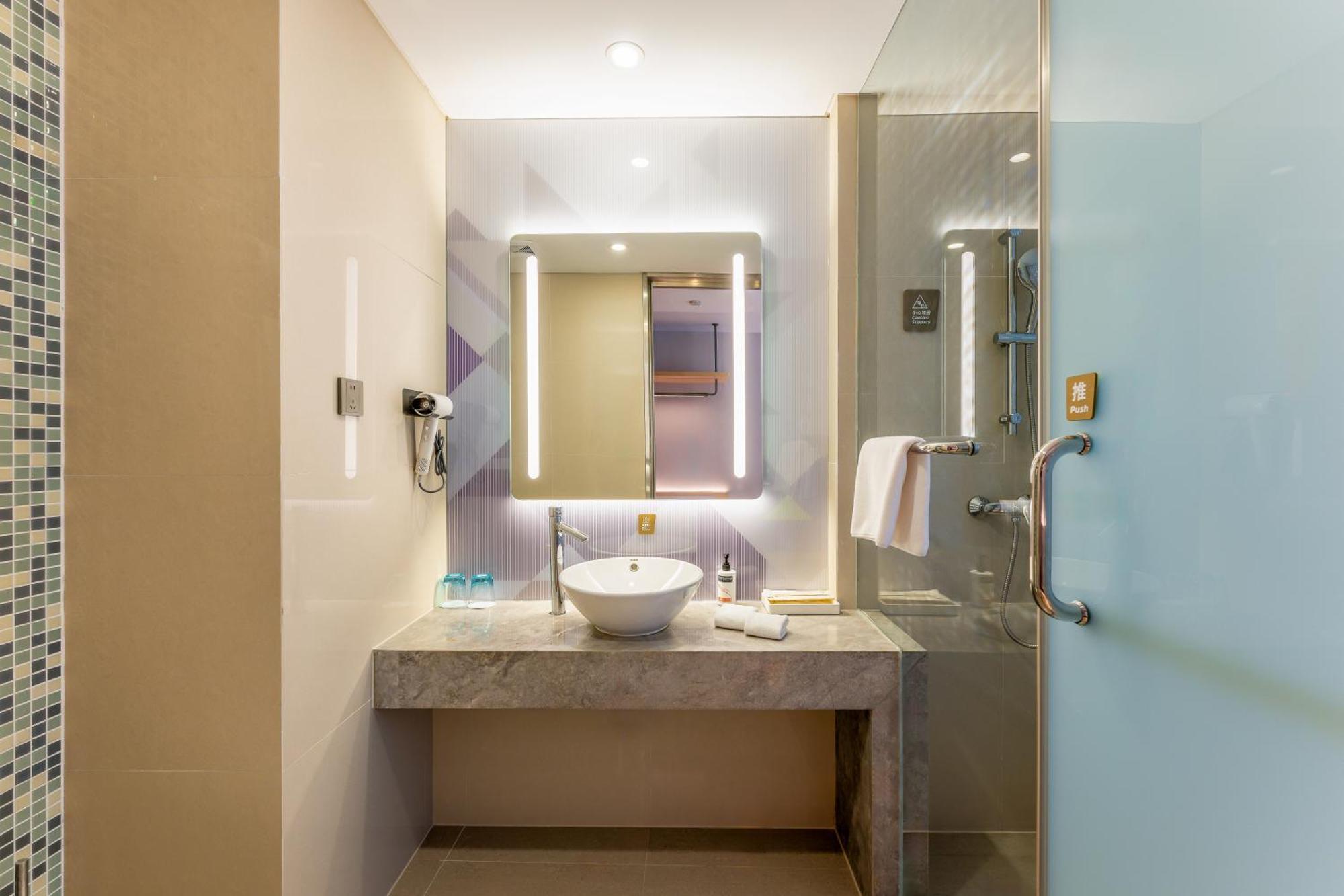 Holiday Inn Express Hangzhou Huanglong Exterior photo