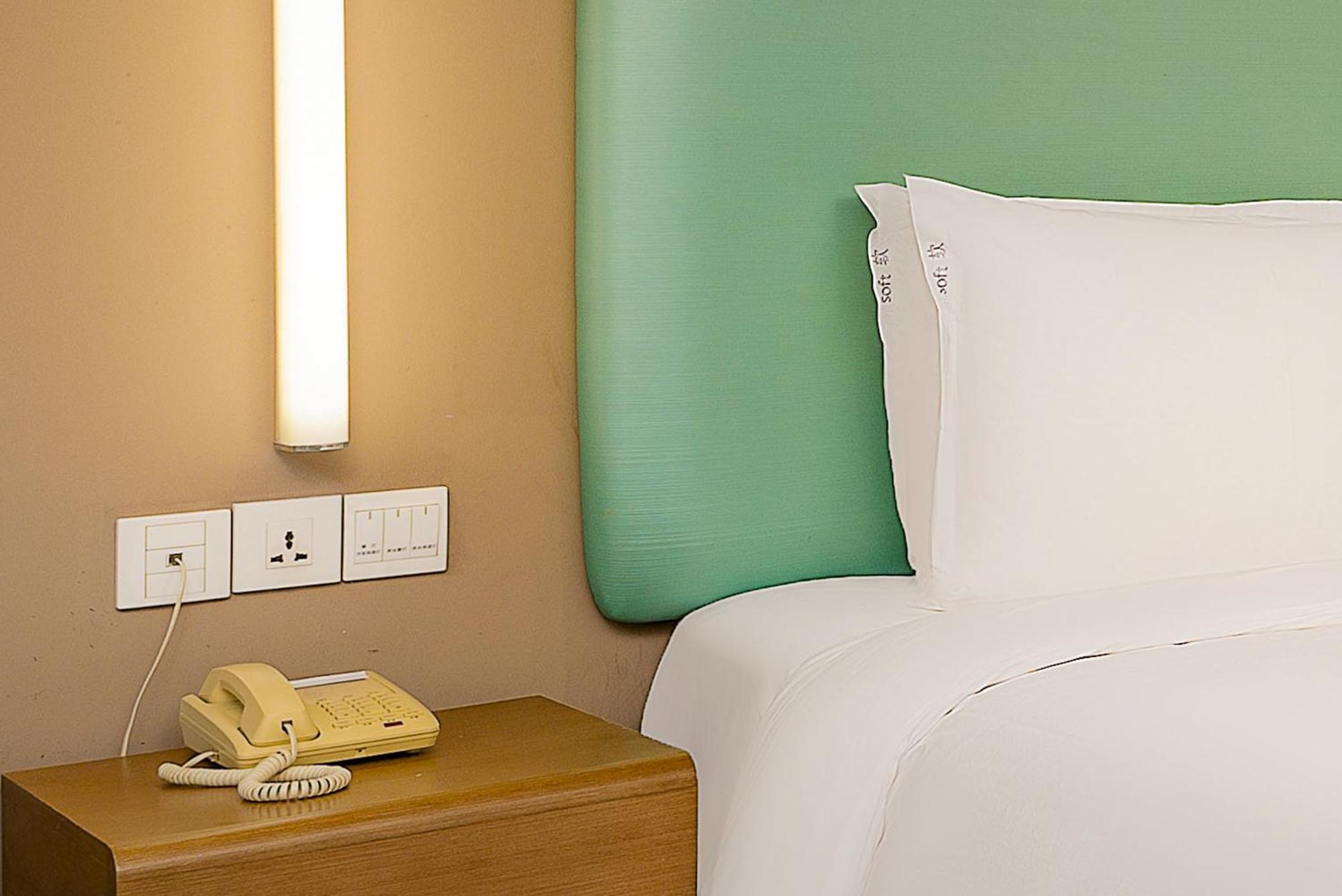 Holiday Inn Express Hangzhou Huanglong Exterior photo