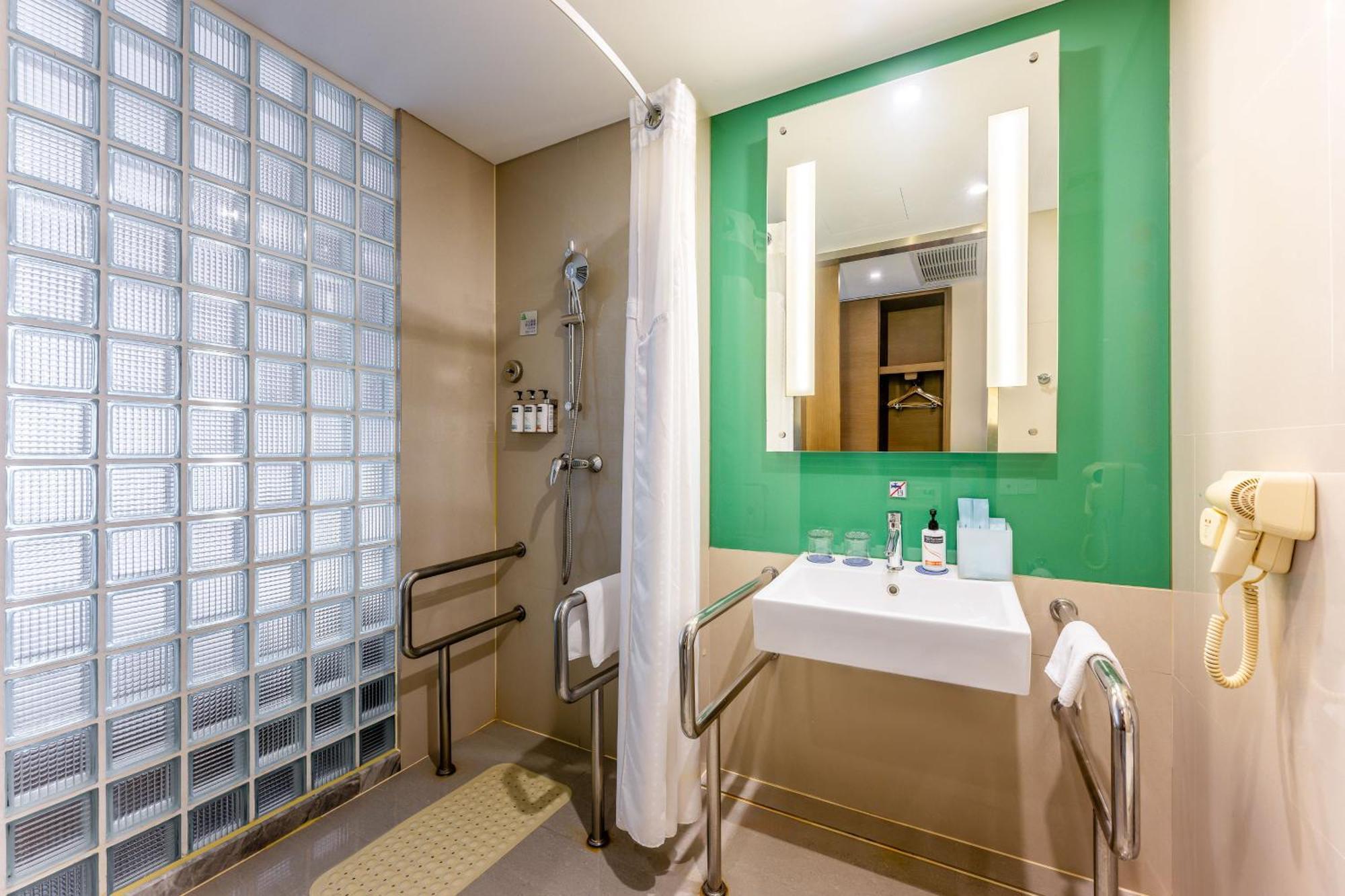 Holiday Inn Express Hangzhou Huanglong Exterior photo