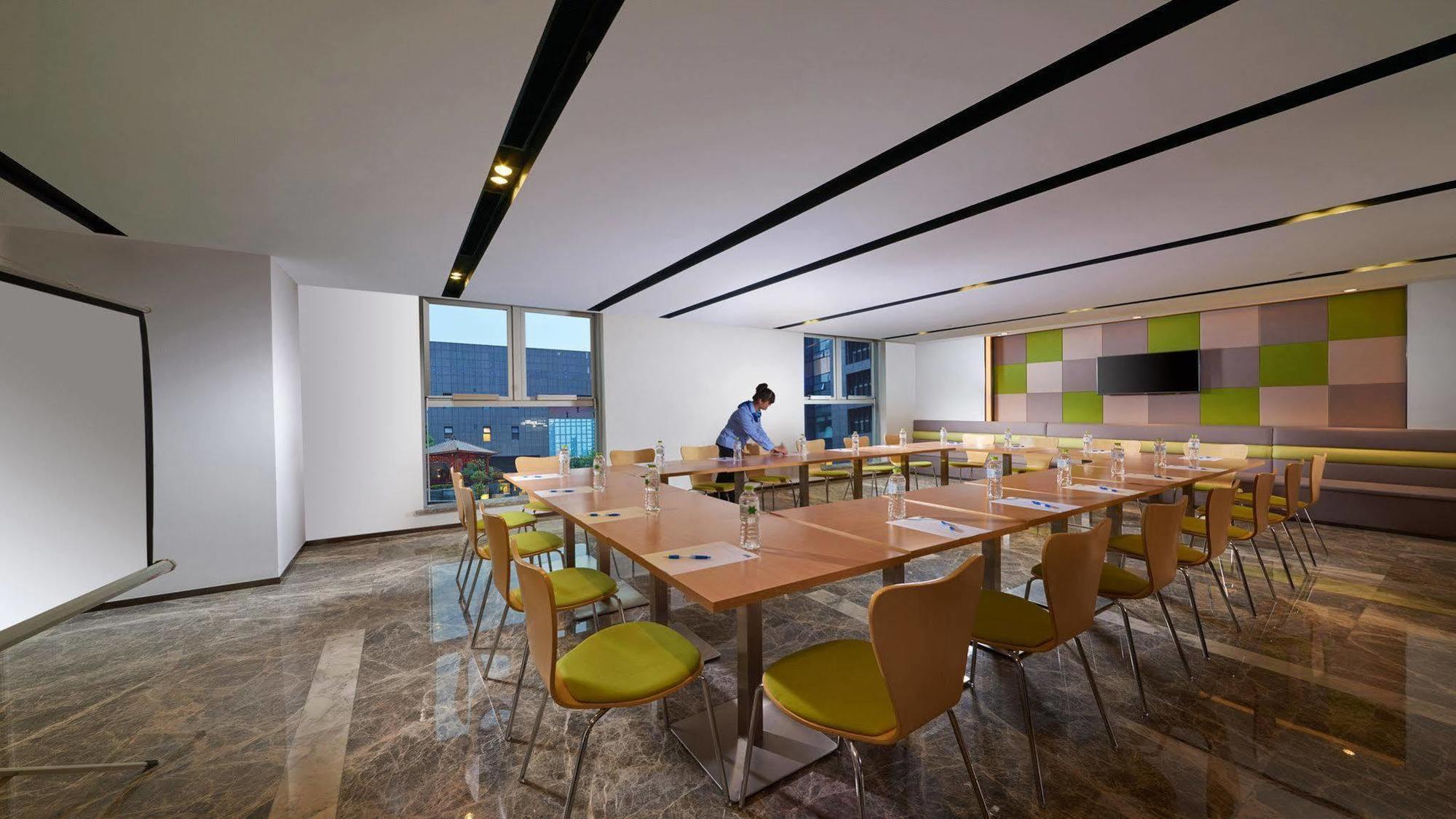 Holiday Inn Express Hangzhou Huanglong Exterior photo