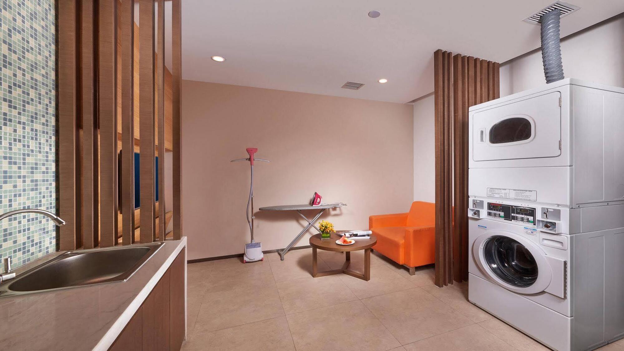 Holiday Inn Express Hangzhou Huanglong Exterior photo
