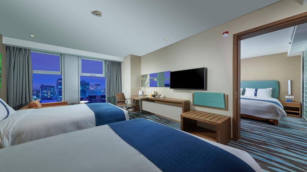 Holiday Inn Express Hangzhou Huanglong Exterior photo